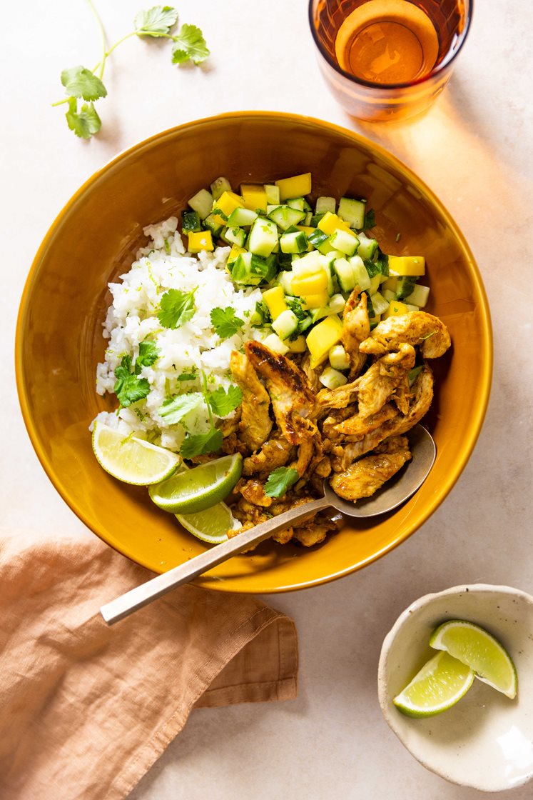 Karibisk kylling med mango- og agurksalat, servert med lime- og kokosris 