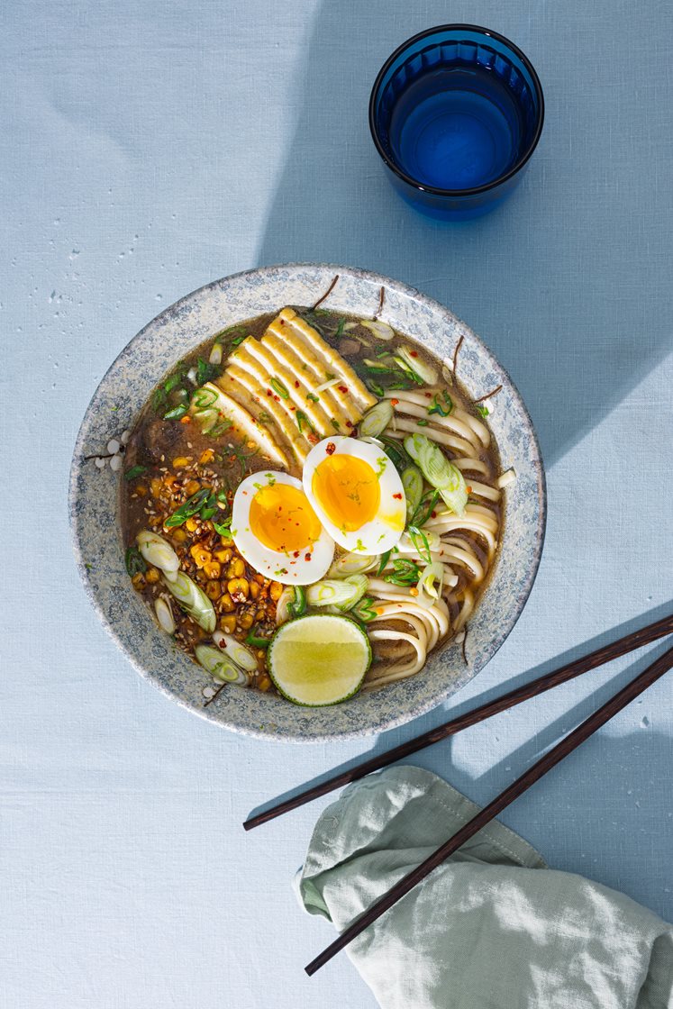 Misoramen med eggnudler, smilende egg, chilistekt mais og tofu