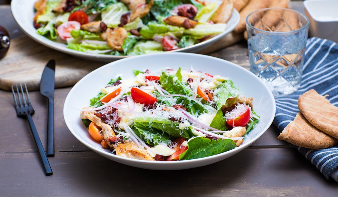 Cæsarsalat med kylling, bacon og nystekt brød