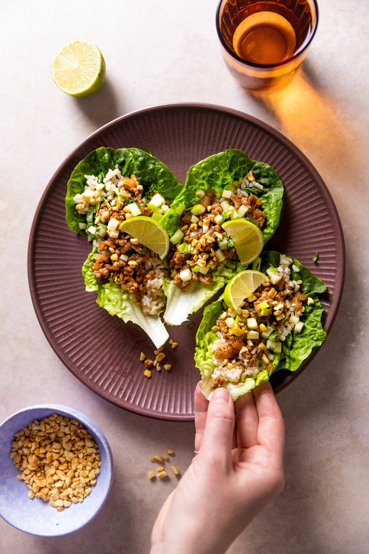 Hjertesalatblader med soyawokket kjøttdeig av svin og storfe med linser, servert med eplesalsa og peanøtter