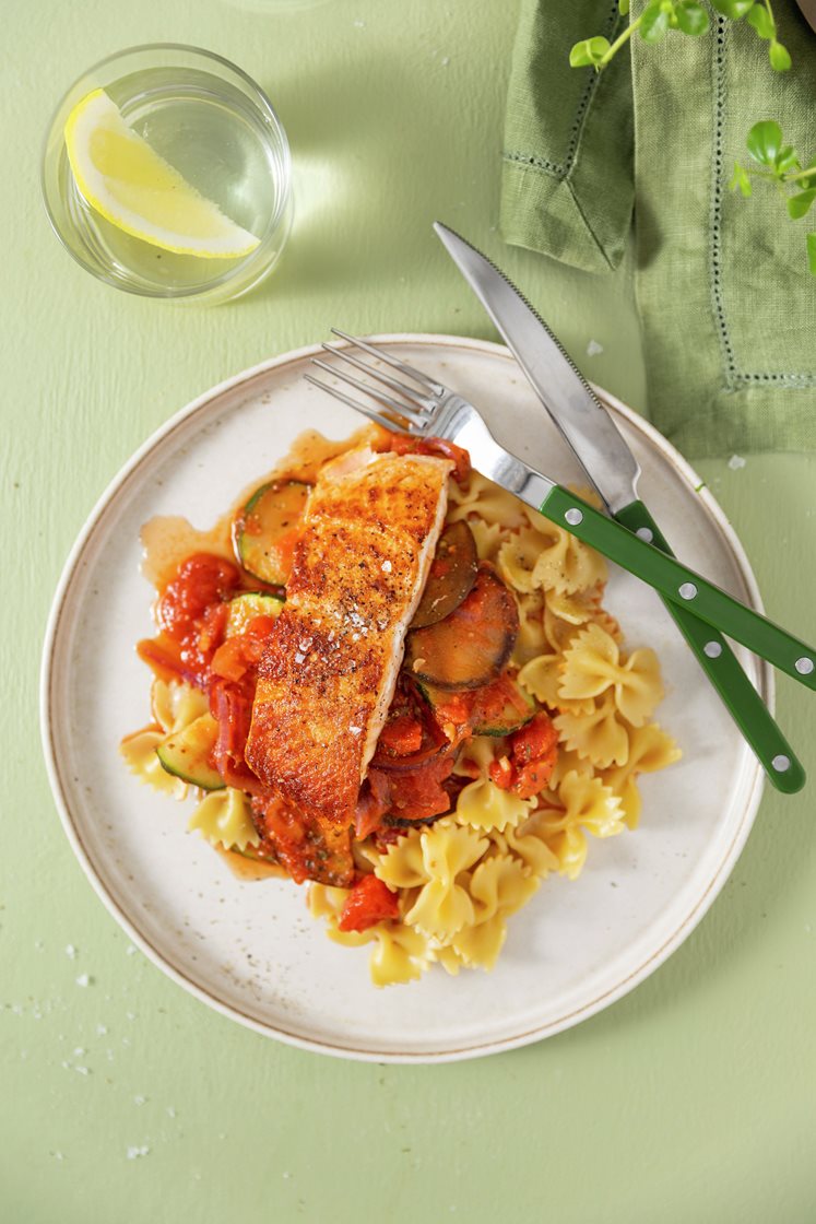 Stegt laks med ratatouille og pasta
