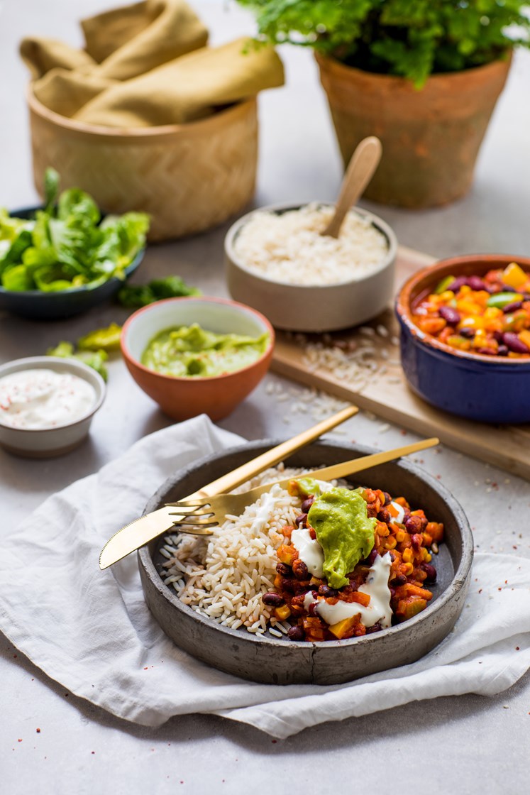 Chili med avokadodressing, salat og fullkornsris
