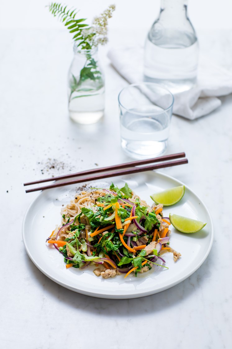 Grønn currywok med kyllingkjøttdeig, pak choy og rødløk, servert med fullkornsnudler