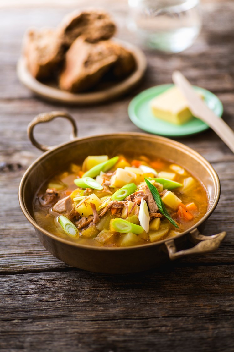 Grønnsakssuppe med svineknoke, kruspersille og steinovnsbakt multibrød