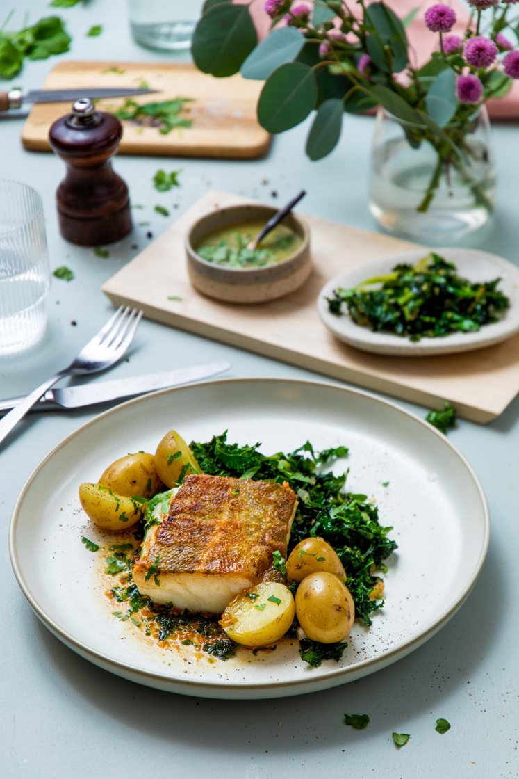 Pannestekt skrei med bacon, grønnkål og persillesmør