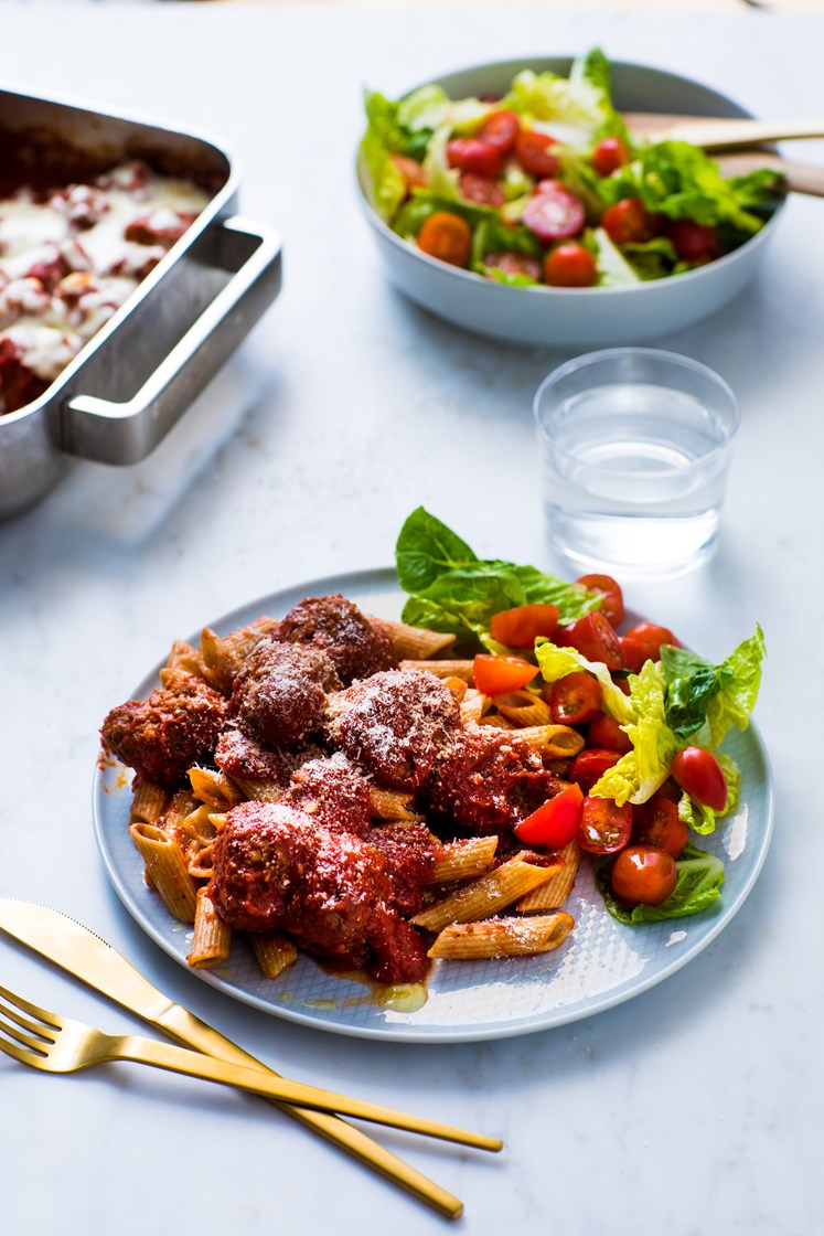 Gratinerte kjøttboller med mozzarella, cherrytomatsalat og fullkornspasta