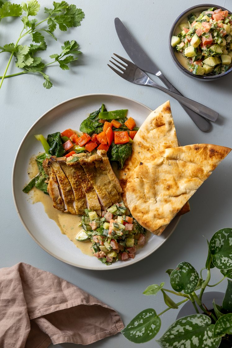 Kyllinglårsteak i grøn karry med raita og naanbrød