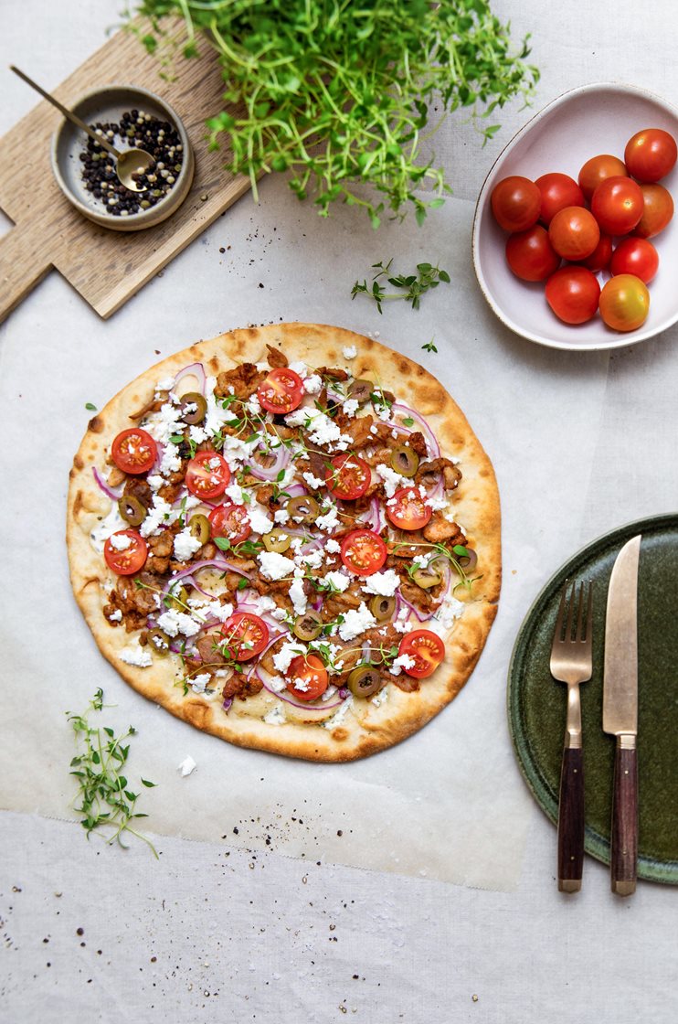 Gyrospizza med steinovnsbakt bunn, feta, tomat og rødløk