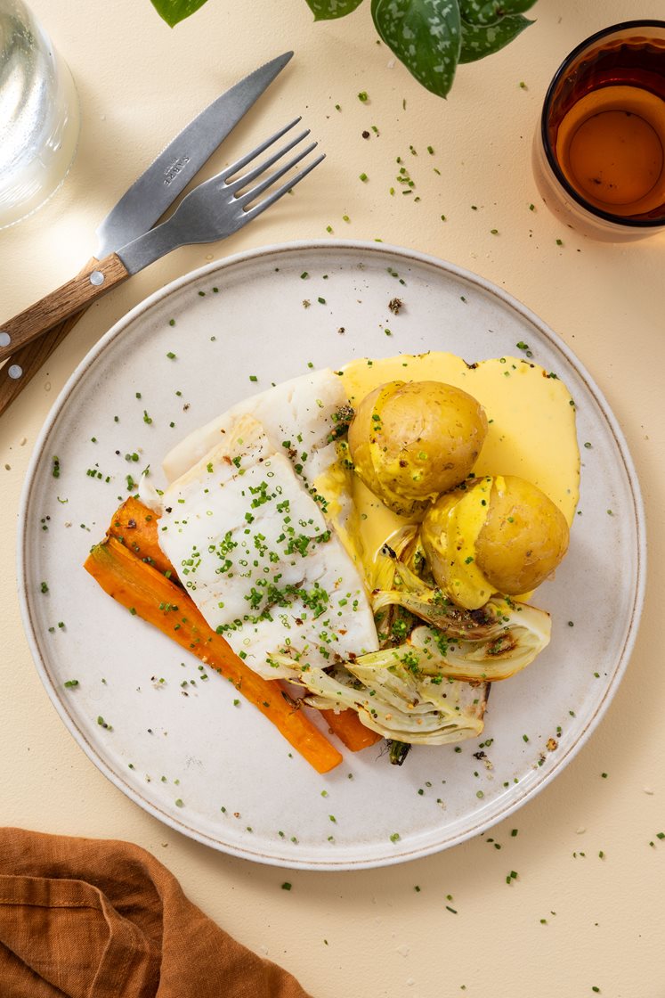 Torsk med ovnbagte grøntsager og hollandaisesauce