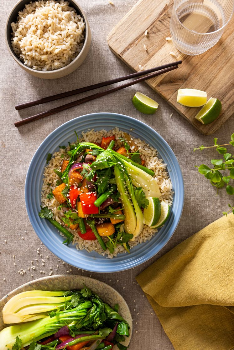 Vegetarisk stir fry med tofu, koriander, ingefær, pak choy og fullkornsris