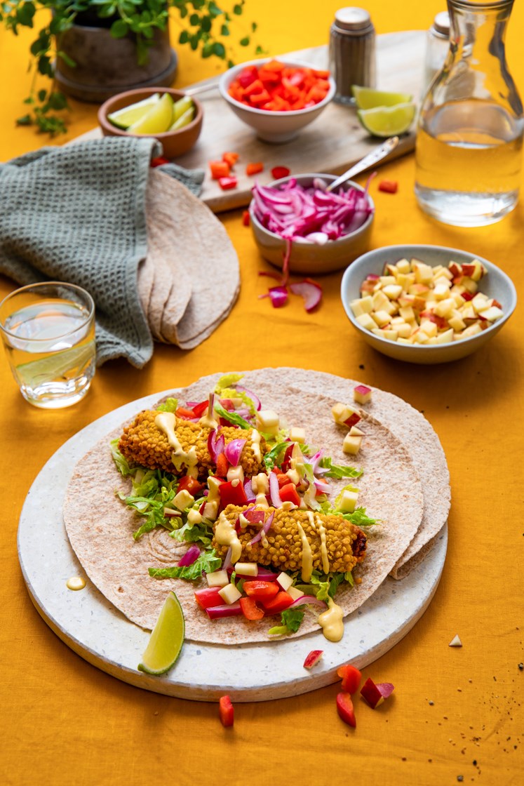 Meksikanske fiskepinner i fullkornstortillaer med lettsyltet rødløk og curry- og mangodressing