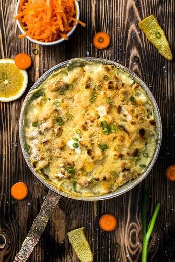 Klassisk fiskegrateng med råkostsalat av gulrot, eple og appelsin