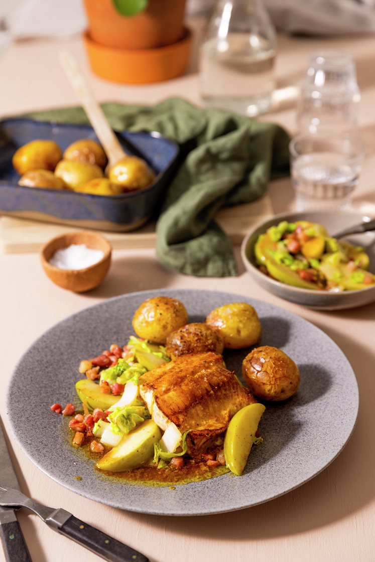 Steinbitfilet med smørdampet kål og bacon, eple og ponzusmør