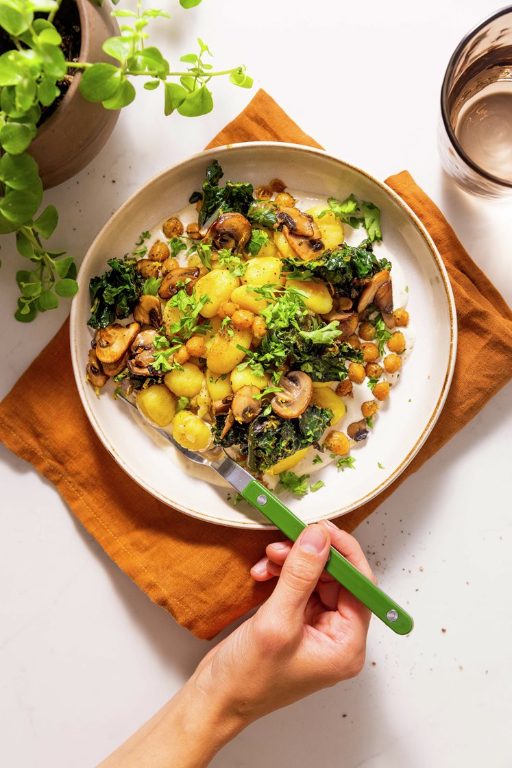 Gnocchi med stekt aromasopp, rosettkål og steinsoppdressing