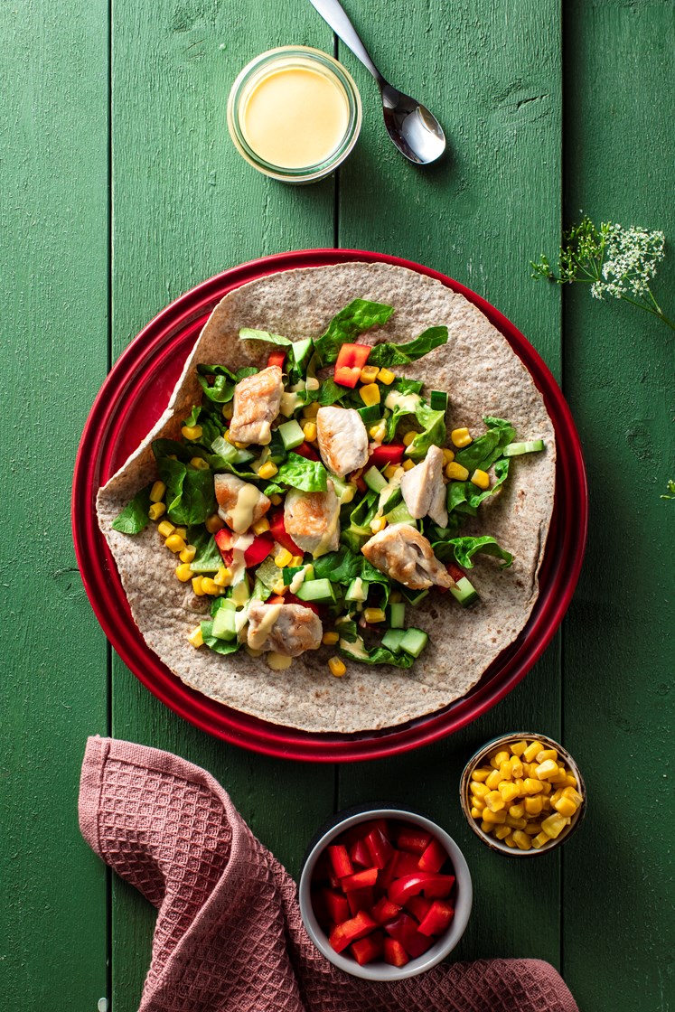 Kyllingwraps med friske grønnsaker og mangodressing