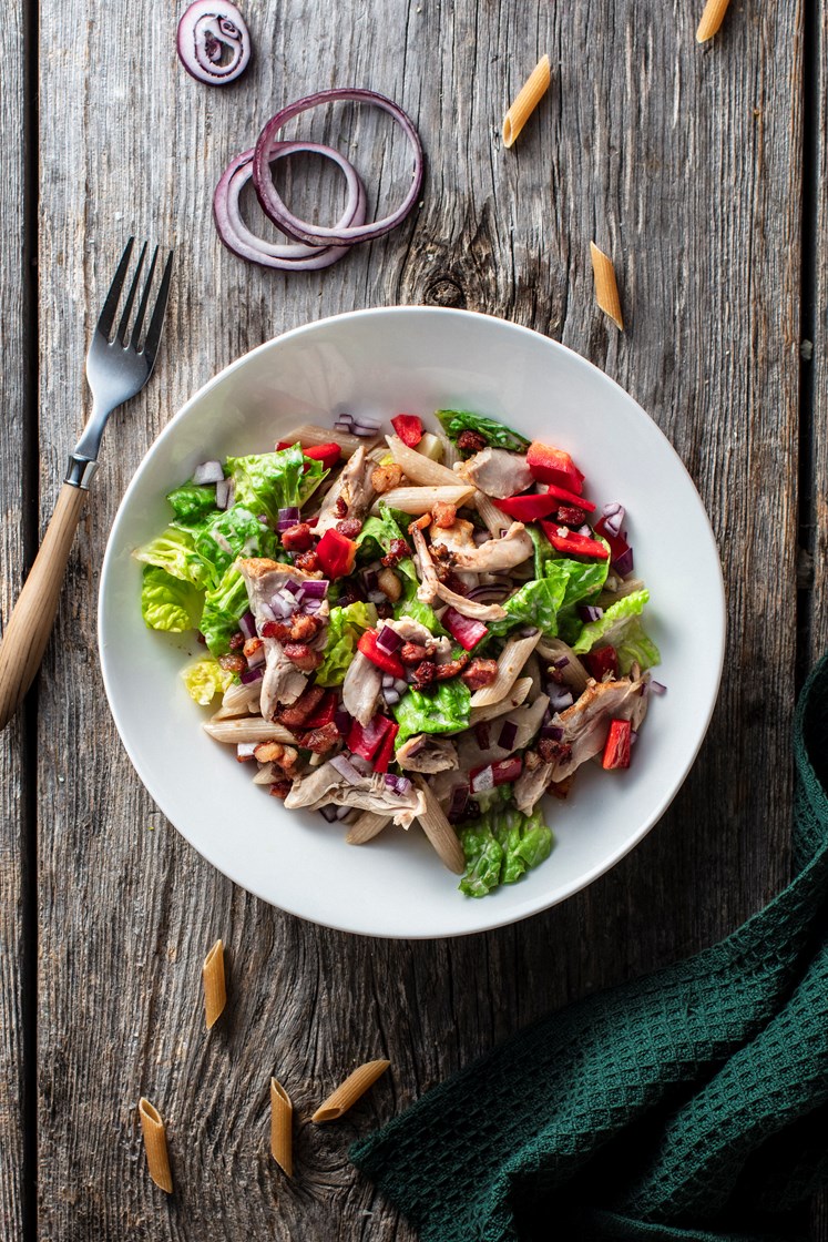 Kyllingsalat med pasta, bacon, paprika, fetaost og steinsoppesto 