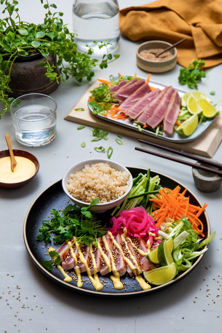 Tunfisk tataki med fullkornsris, sprø grønnsaker og curry- og mangodressing