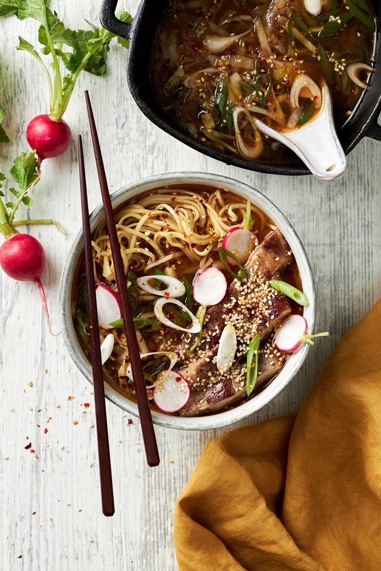 Ramen med sesamstekt fläskkarré och salladslök