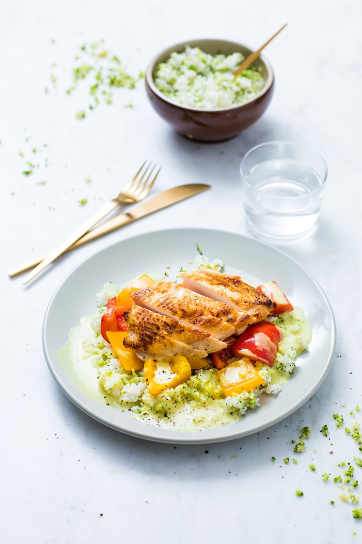 Kyllingbryst med ovnsbakte grønnsaker, limeduftende brokkoliris og thai-currysaus