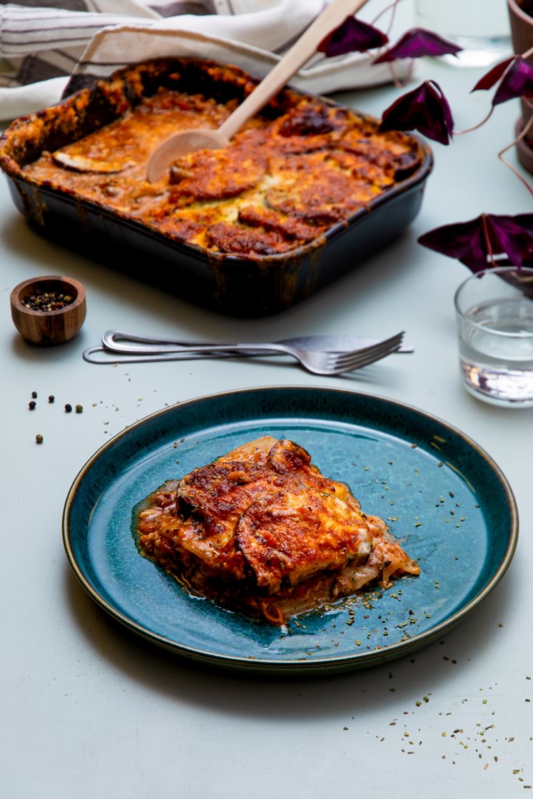 Moussaka med aubergine- og potetskiver og Gran Biraghi-ost