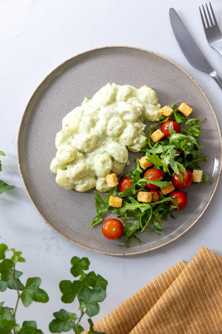 Basilikumkremet gnocchi med fersk mozzarella, cherrytomater, ruccola og krutonger