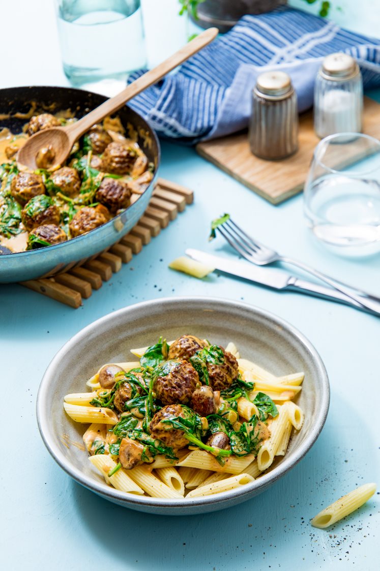 Pasta penne med steinsoppsaus, grønnsakskjøttboller, aromasopp, spinat og vårløk