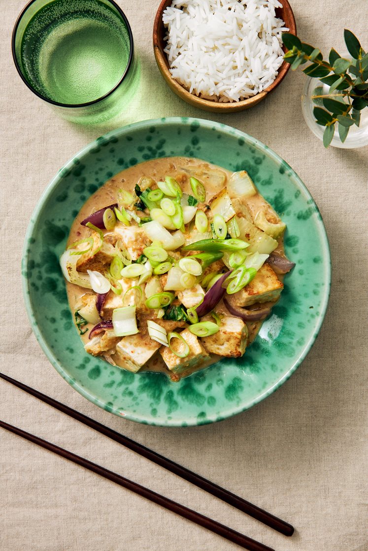Tofu i jordnötssås med pak choy och lime
