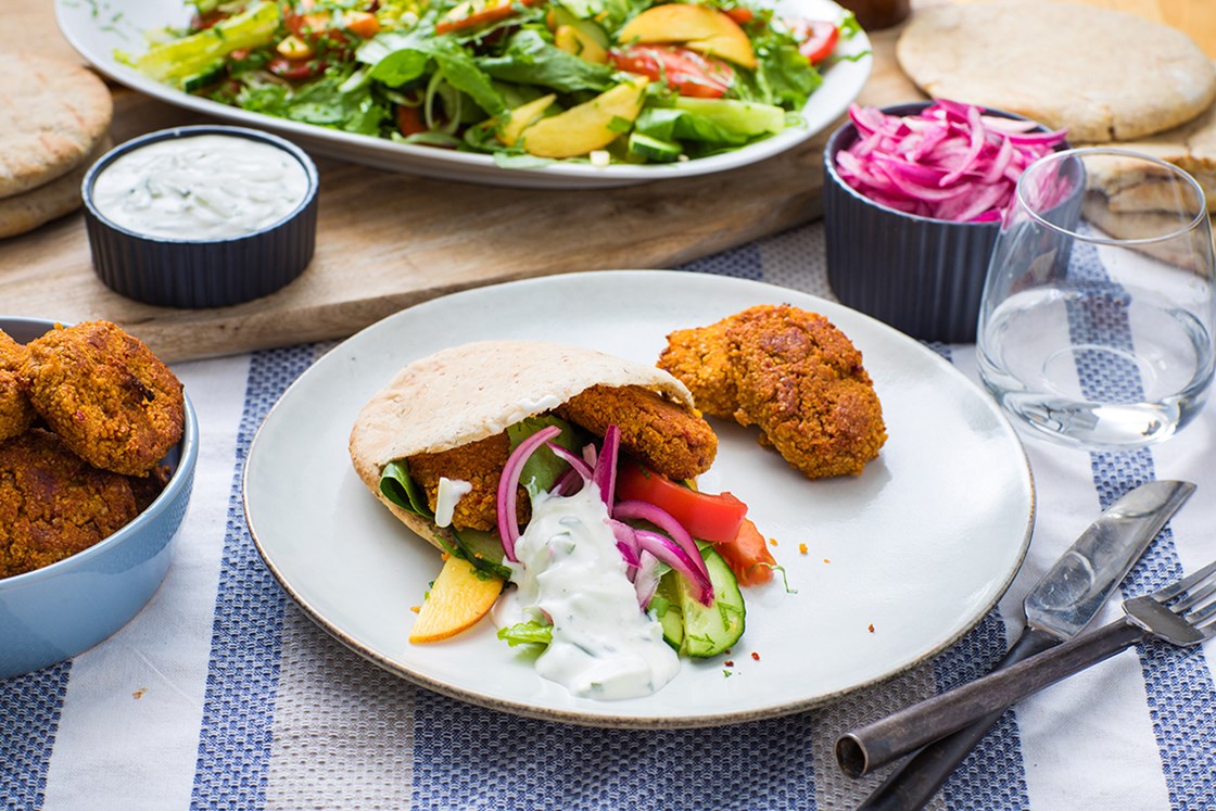 Falafel med pitabrød, hurtigsyltet rødløk og tzatziki