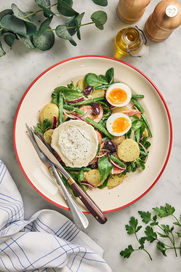 Vegetarisk sallad Niçoise med ägg, oliver, chèvre och surdegsbröd
