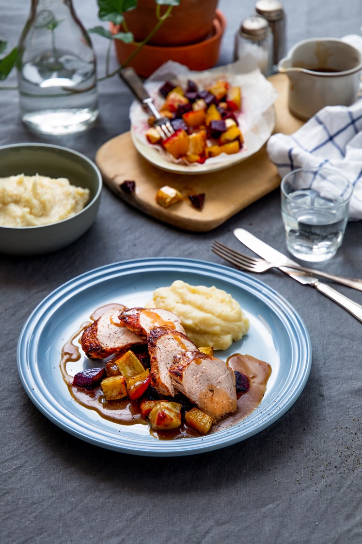 Indrefilet av svin med rotgrønnsaker, brun saus og hjemmelaget potetmos 