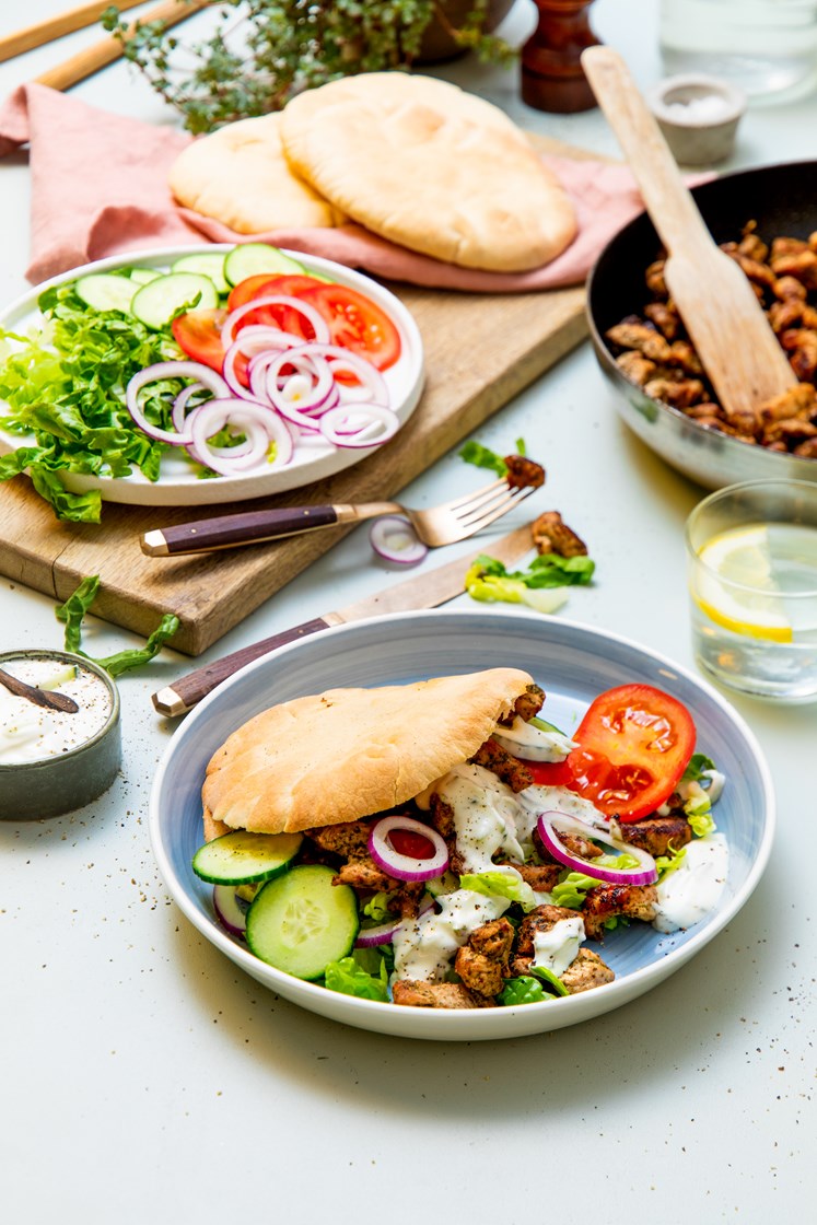 Grillet gyroskjøtt i multibrød med grønnsaker og tzatziki