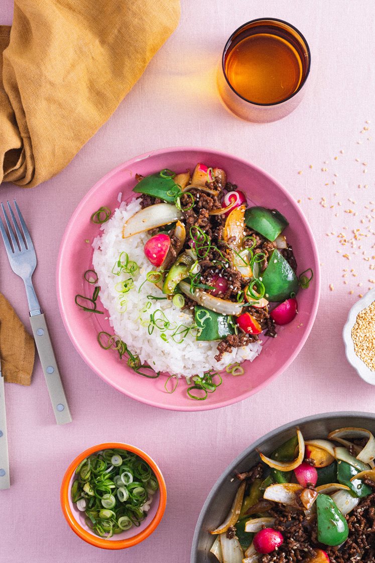 Sticky storfedeig med grønn paprika, reddiker og ris 