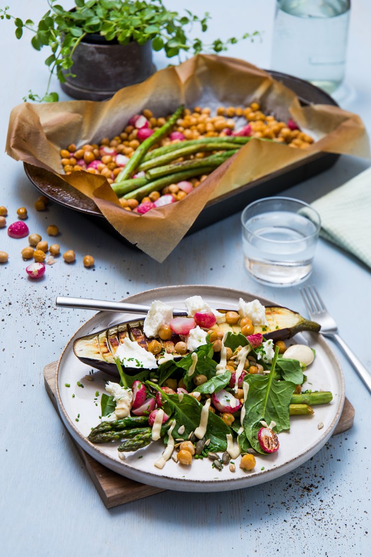 Crispy vårsalat med ovnsbakt aubergine