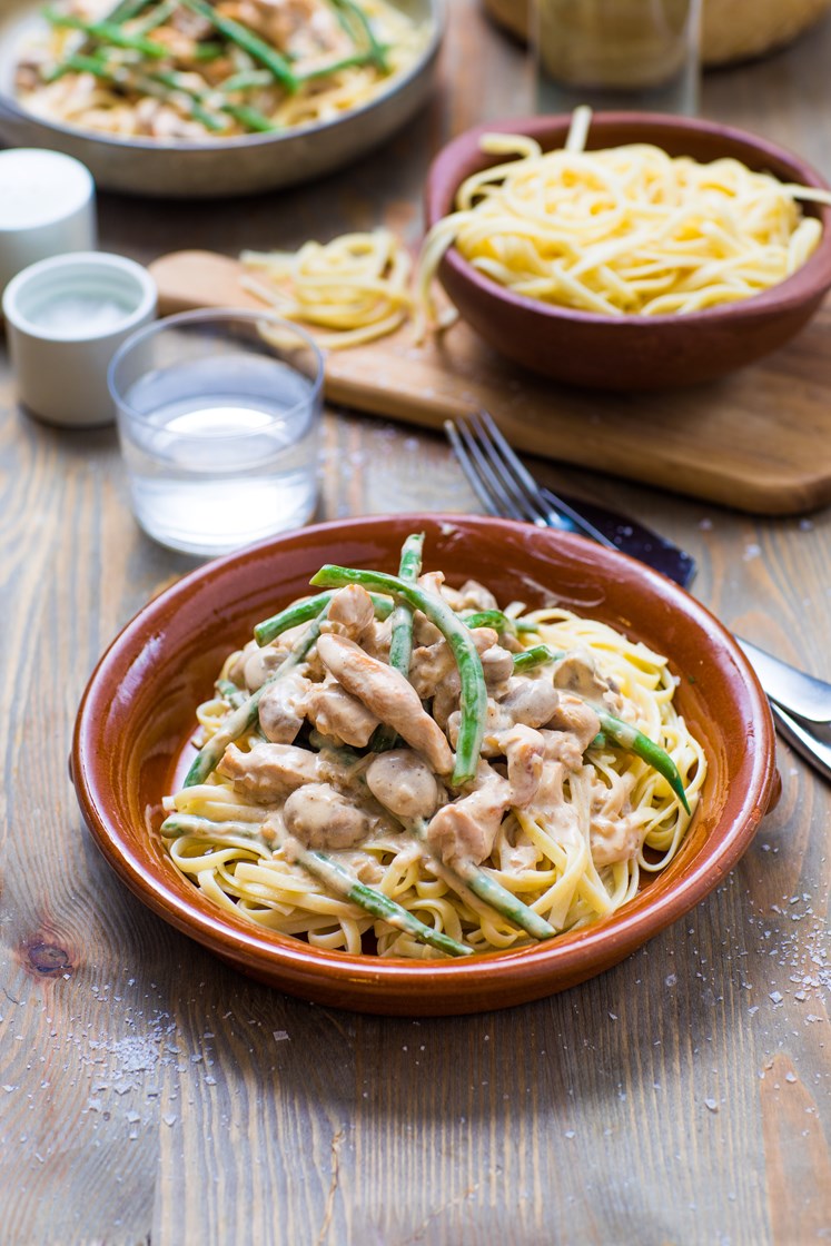 Pasta linguini med kylling, grønne bønner og kremet soppsaus