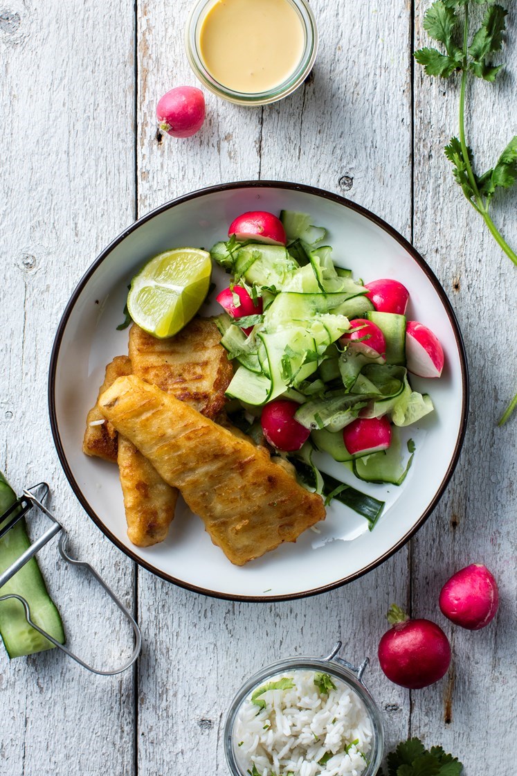 Tempurafisk med agurk, reddik- og eplesalat, basmatiris og ponzusaus