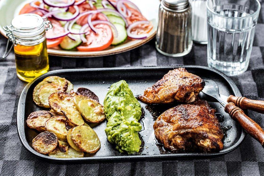 Kylling med guacamole og tomatsalat