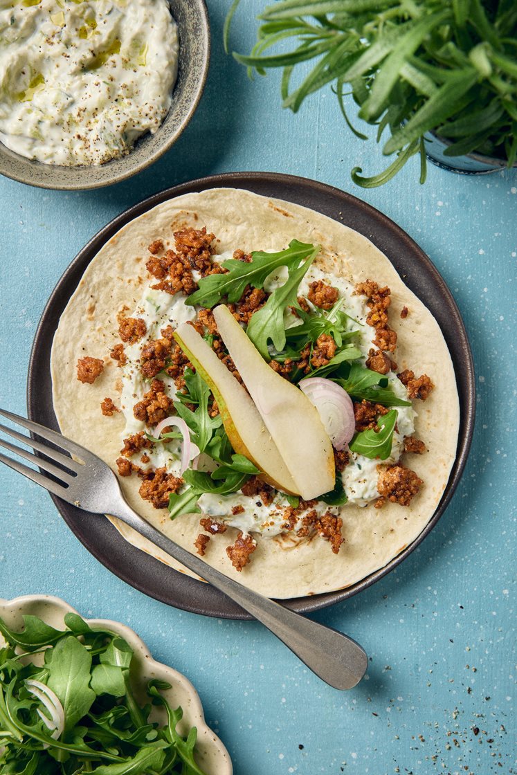 Gyros på kyckling i tortillabröd med päronsallad och tzatziki
