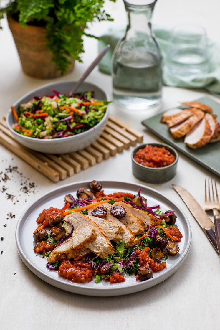Kyllingfilet med brokkoliris, bakt sopp og urtekrydret tomatsaus