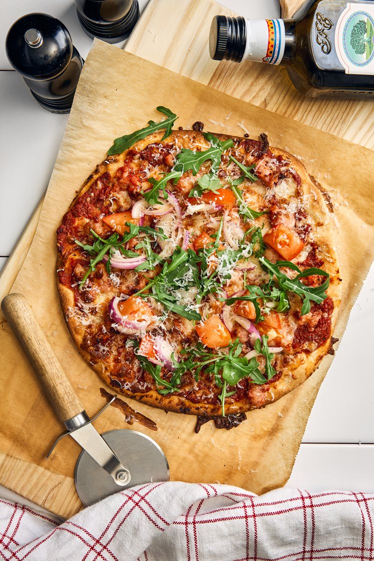 Pizza med salciccia, parmesan och ruccola