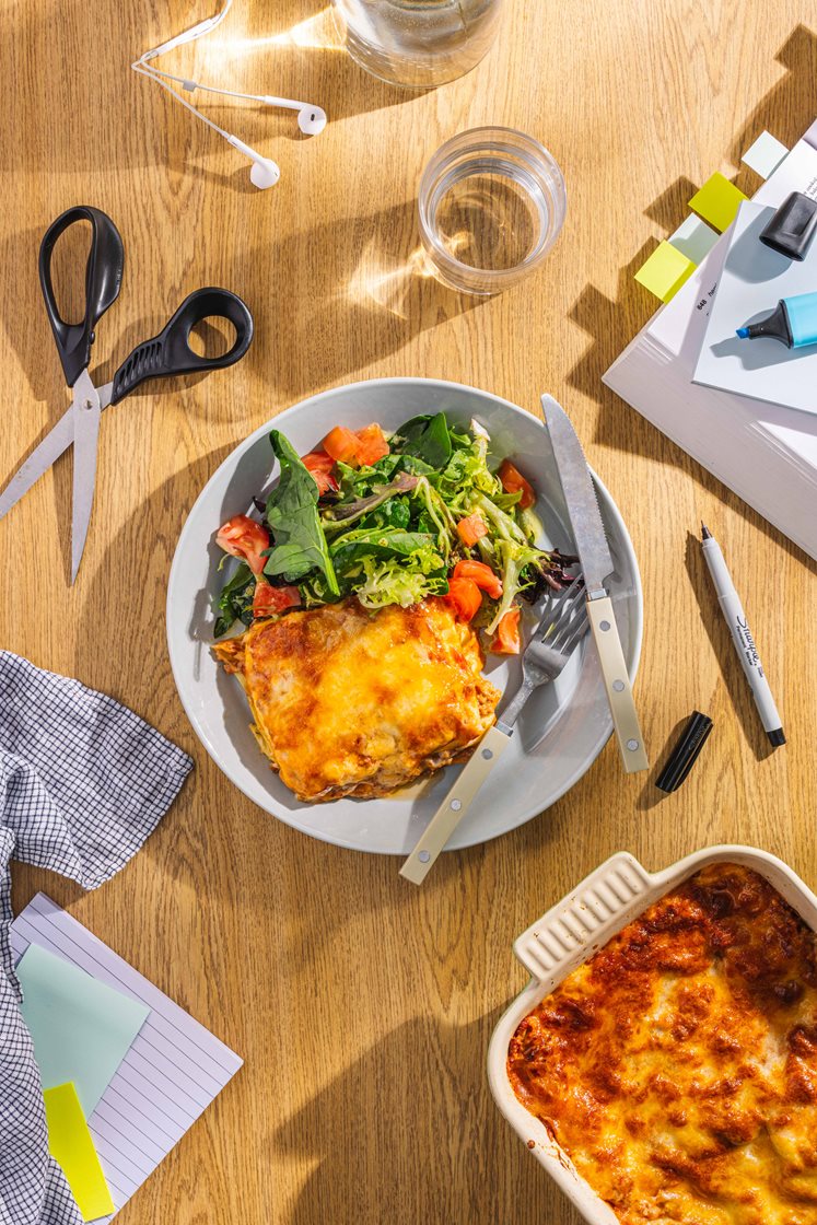 Quick lasagne med færdiglavet bolognese og frisk salat