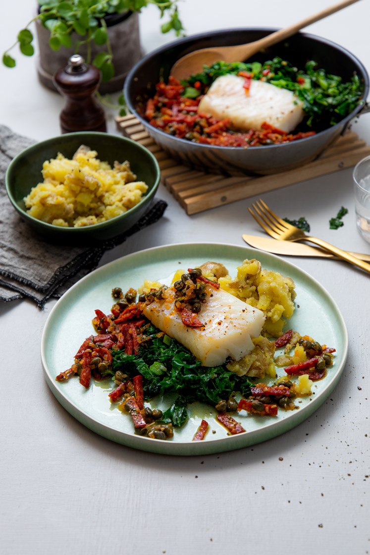 Ovnsbakt skrei med pepperonisjy, knuste poteter og grønnkål