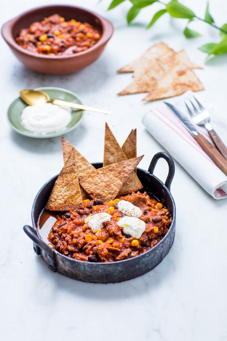 Chili con carne med svarte bønner, sprø tortillachips og yoghurt