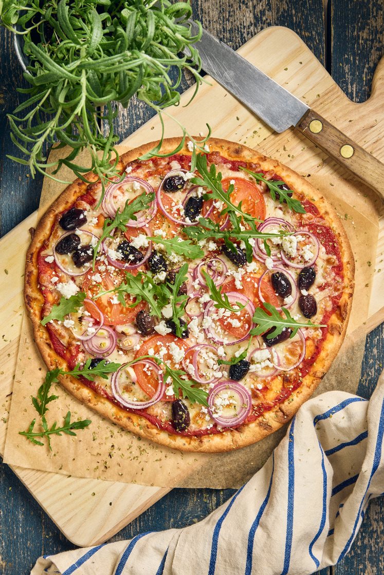 Grekisk pizza med fetaost och kalamataoliver
