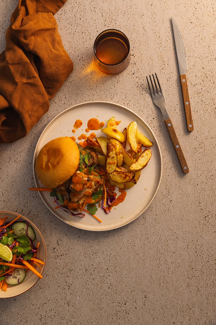 Mangoglasert svineconfit i briochebrød, servert med potetbåter, marinert rødkål og friske grønnsaker