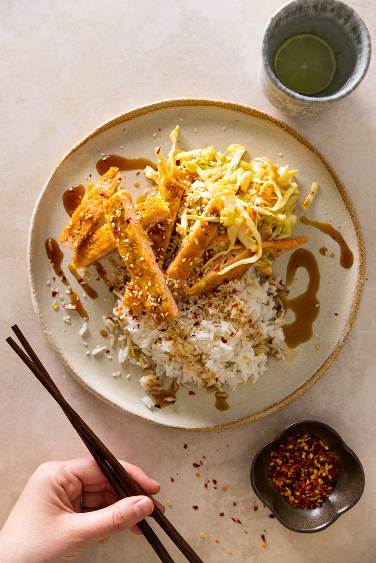 Tonkatsu - japansk lakseschnitzel med coleslaw, teriyakisaus og sesamfrø