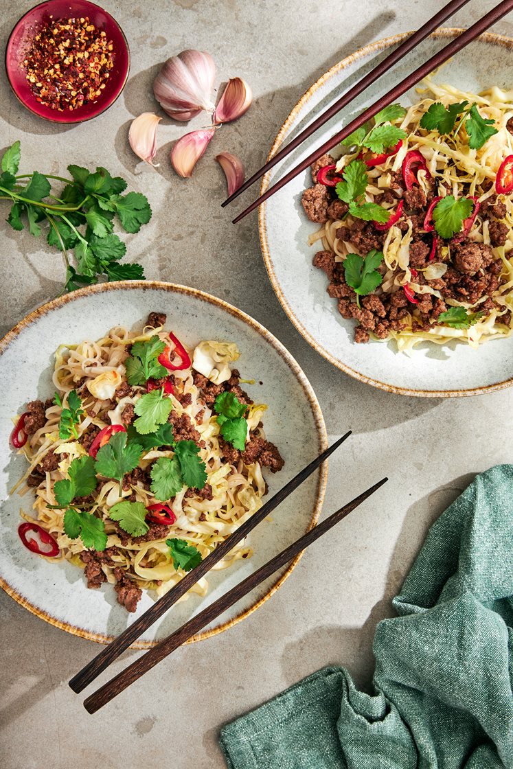 Nudelwok med nötfärs och thailändsk spetskålssallad