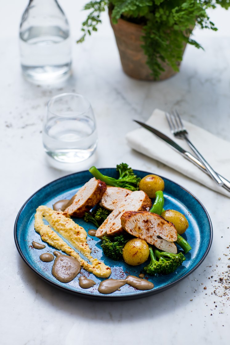 Ovnsbakt kylling med maiskrem, småpoteter, brokkolini og steinsoppsaus 