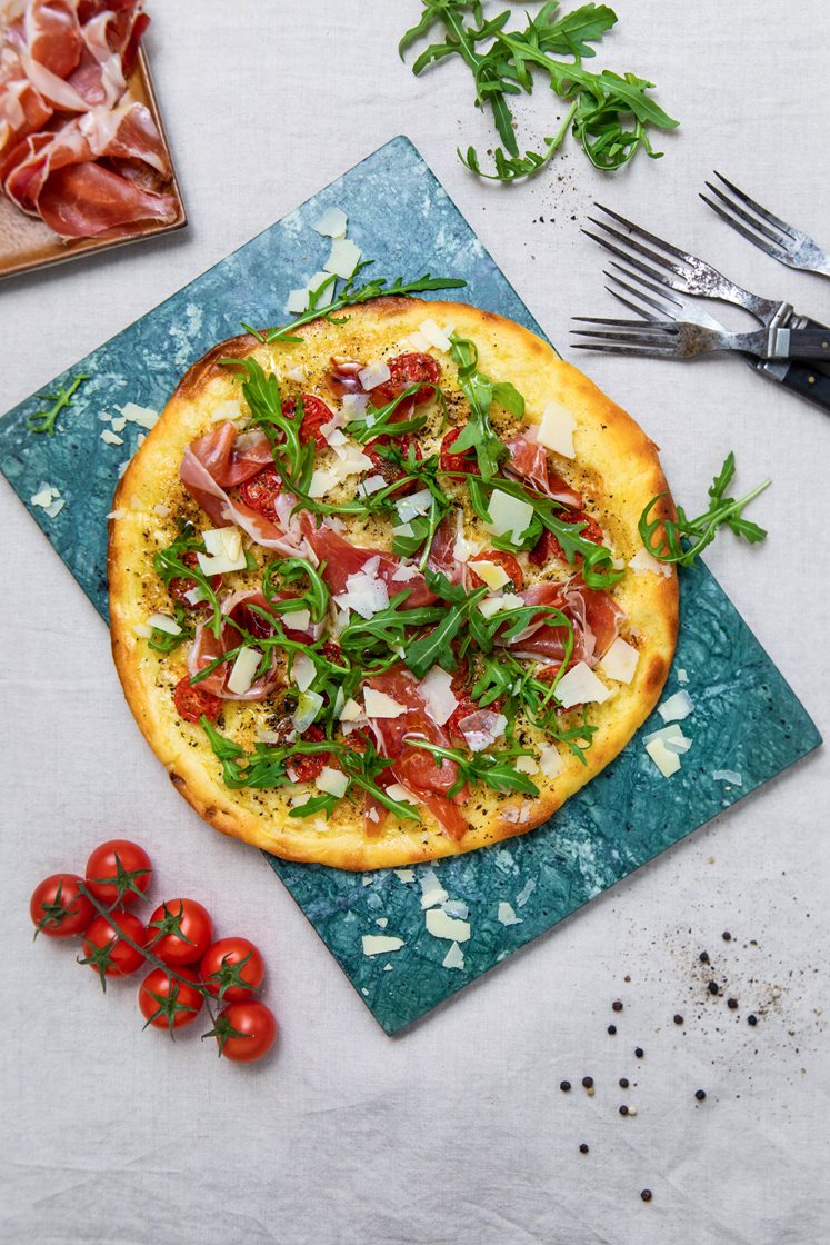 Pizza bianca med parmaskinke, søte tomater, ruccola og Grana Padano