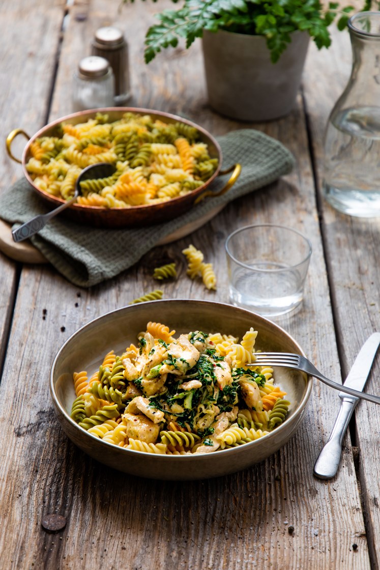 Pasta med kylling, grønnkål og kremet urtesaus