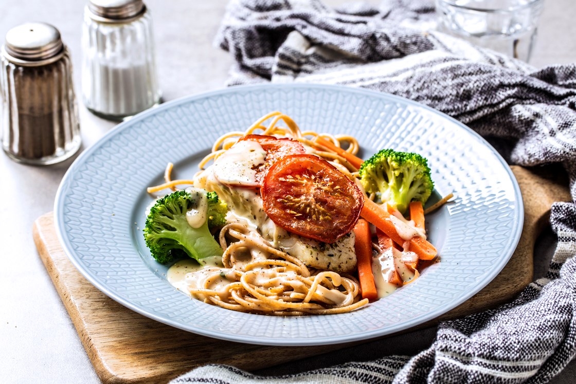 Tomatbakt lyr med urtesaus og fullkornslinguini